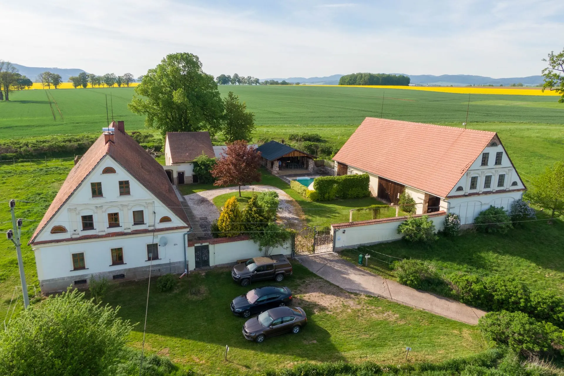 Schöne Bauernhof, mit Schwimmbad und Pferdestaelle, bei Broumov (Braunau), Tschechien.