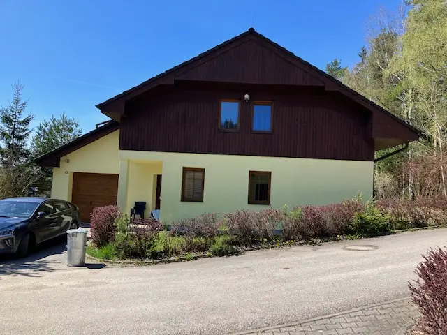 Beim Lipnostausee und bei Skipisten und Skilift zu verkaufen eine Villa, mit Garage. Lipno - Kramolin - Tschechien.