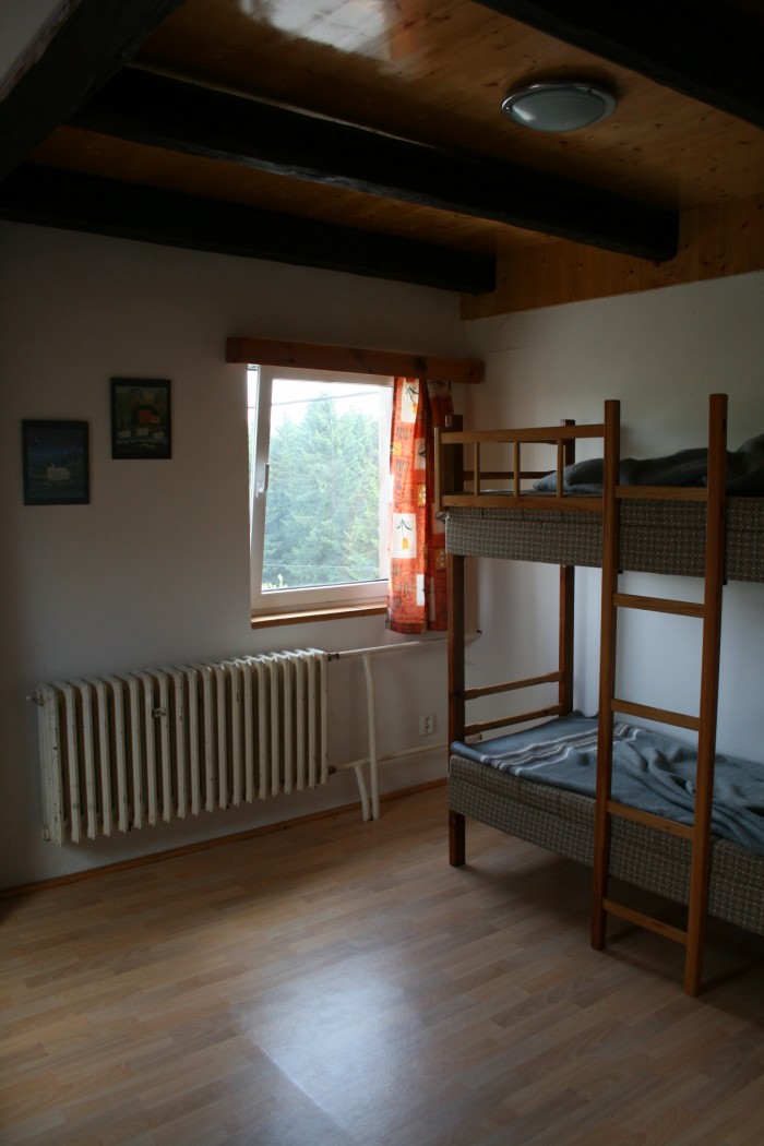 Grote vierpersoonsslaapkamer in mooi te koop staand pand, regio Karlsbad.